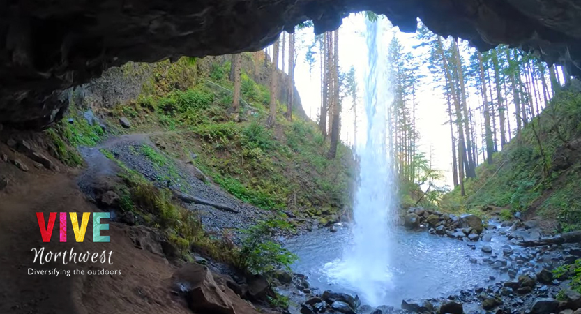 En este momento estás viendo Agrega a tu lista de maravillas de la naturaleza de Oregon el pasar detrás de una cascada